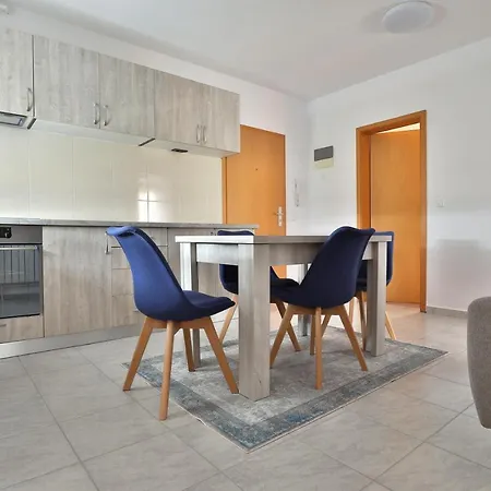 Lara Apartment E6 Апартаменти *