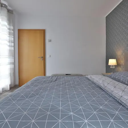 Апартаменти Lara Apartment E6 Брашов